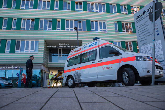 Coronavirus, Evakuierung im Altenheim am Inselpark in Hamburg