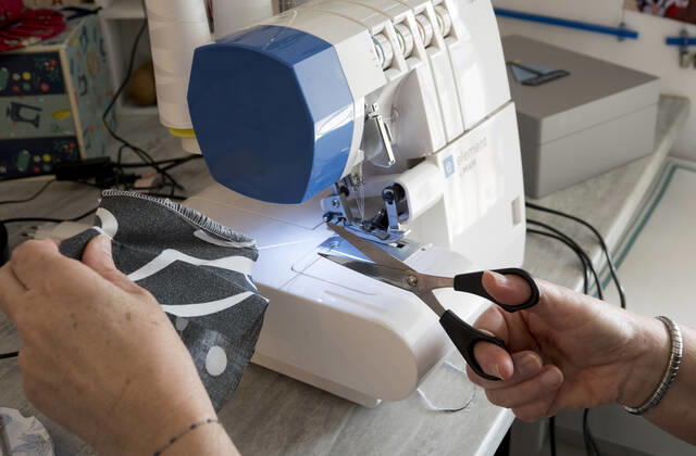 Coronavirus in Frankreich, Produktion von Masken in Heimarbeit in Ambronay