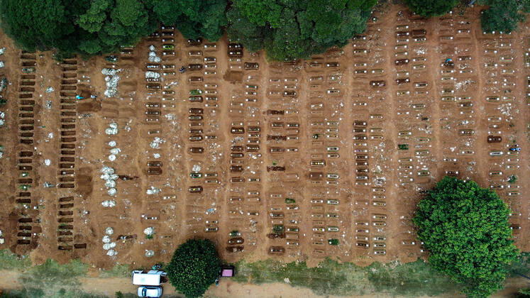 Coronavirus in Brasilien, Luftaufnahmen eines Friedhofs in Sao Paulo