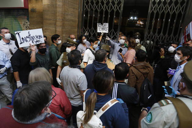Coronavirus in Chile, Lange Warteschlangen vor Notariat in Santiago
