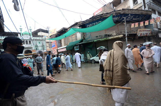 Coronavirus in Pakistan, Polizisten kontrollieren mit Gewalt die Ausgangsbestimmungen