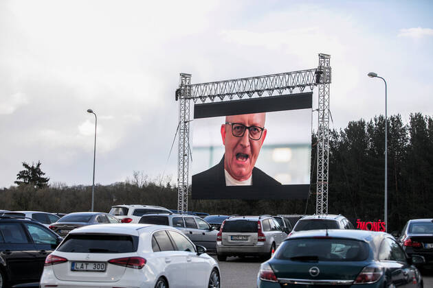 Coronavirus in Litauen, Warteschlange vor Autokino in Vilnius
