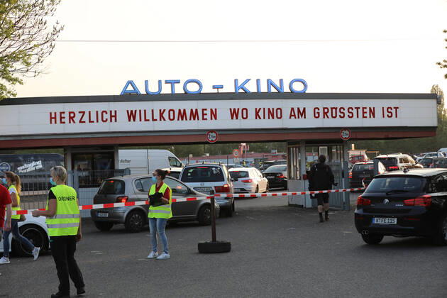 Coronavirus, Ordnungsamt kontrolliert Abstandsregelungen im Autokino Köln-Porz