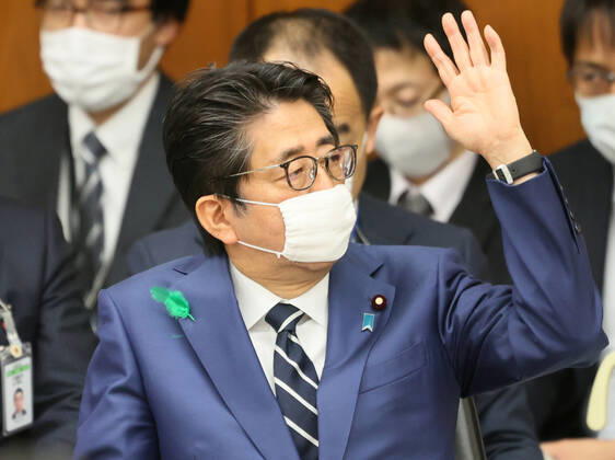 Coronavirus in Japan, Krisensitzung mit Shinzo Abe in Tokio