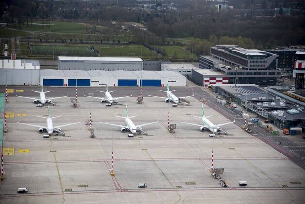 Coronavirus in den Niederlanden, Geparkte Maschinen am Flughafen in Rotterdam