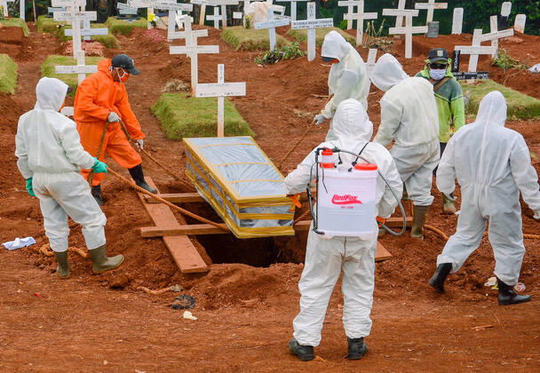 Coronavirus in Indonesien, Beisetzung von Opfern in Jakarta