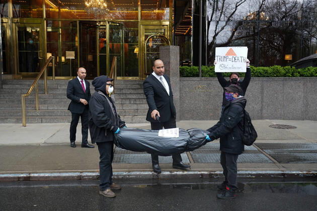 Coronavirus in USA, inszenierte Leichensäcke als Protest-Aktion gegen Trump in New York