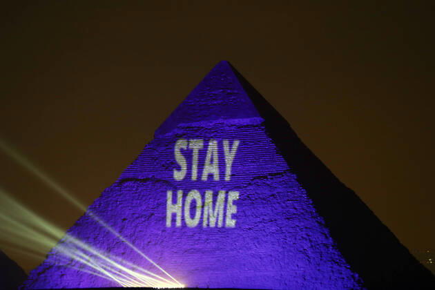 Coronavirus in Ägypten, Stay Home Slogans an den Pyramiden von Gizeh