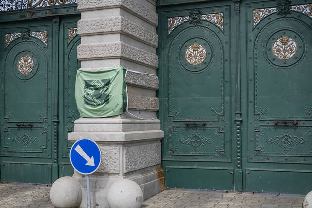 Coronavirus in Tschechien, Pilsner Urquell Brauerei mit Mundschutz am Haupteingang