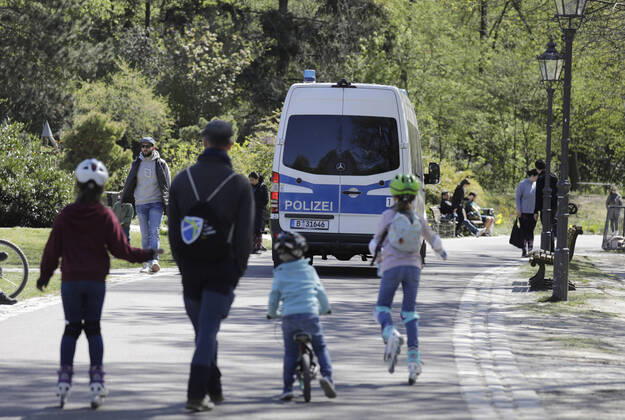 Coronavirus, Polizei kontrolliert den Mindestabstand von Spaziergängern in Friedrichshain, Berlin