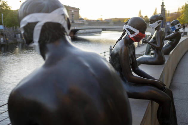 Coronavirus, Aktfiguren der Skulptur Drei Mädchen und ein Knabe tragen Mundschutzmasken in Berlin