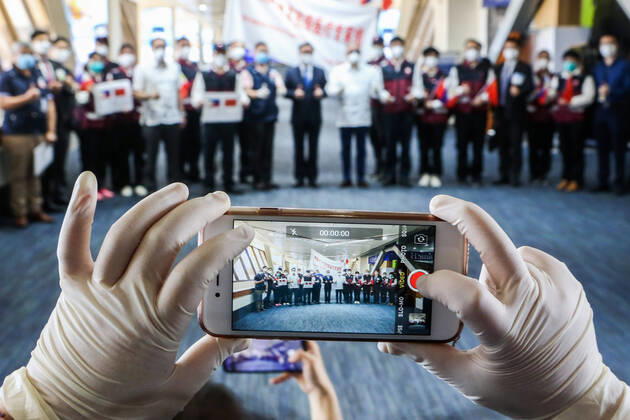 Coronavirus, Philippinen, chinesische Medizinexperten beim Abschied am Flughafen in Paranaque Stadt