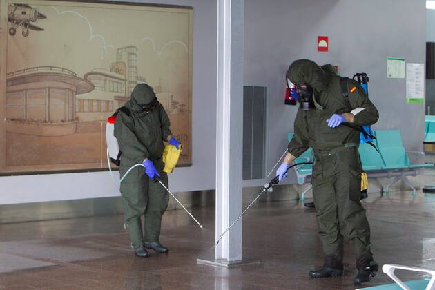 Coronavirus in Spanien, Desinfektion am Flughafen in Vigo