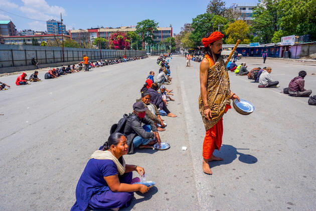 Coronavirus in Nepal, Freiwillige verteilen Lebensmittel an Bedürftige in Kathmandu