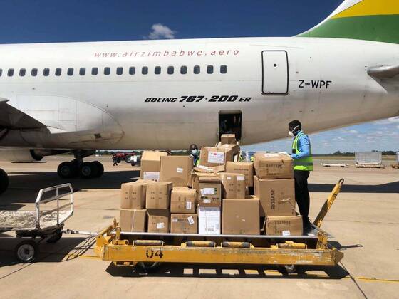 Coronavirus in Simbabwe, Ankunft von Hilfslieferungen aus China auf dem Flughafen in Harare