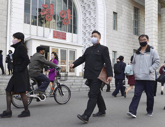 Coronavirus in Nordkorea, Menschen mit Schutzmasken in Pjöngjang