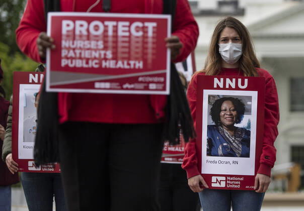 Coronavirus in den USA, Pflegekräfte protestieren gegen mangelnden Schutz