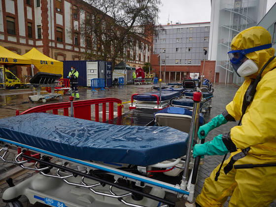 Coronavirus in Spanien, Desinfektion von Krankenhausbetten in Pamplona