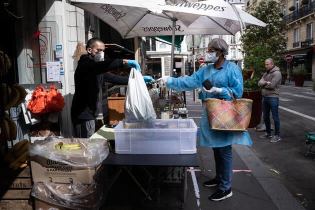 Coronavirus in Frankreich, Pflegedienst macht Einkäufe für genesene Covid19-Patientin