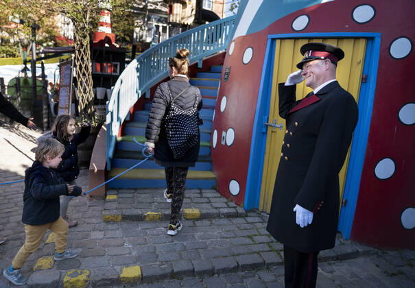 Coronavirus in Dänemark, Kindergärten besuchen das Tivoli in Kopenhagen