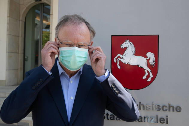 Coronavirus in Niedersachsen, Ministerpräsident Stephan Weil mit Mundschutz in Hannover