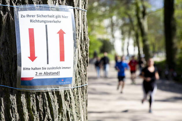 Coronavirus in Hamburg, Hinweis auf Mindestabstand an der Außenalster in Hamburg