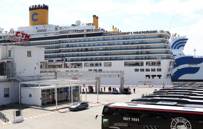 Coronavirus, Kreuzfahrtschiff Costa Deliziosa im Hafen von Genua