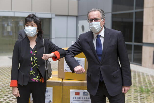 Coronavirus in Griechenland, Zhang Qiyue und Giorgos Koumoutsakos während Spendenübergabe in Athen
