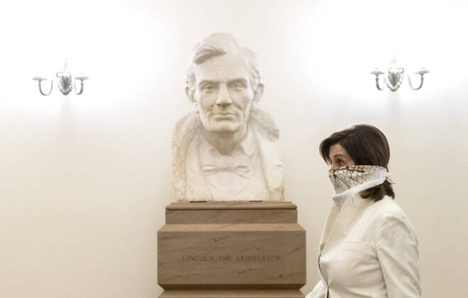 Coronavirus in den USA, Nancy Pelosi trägt in Washington DC einen Schal über die Nase gezogen
