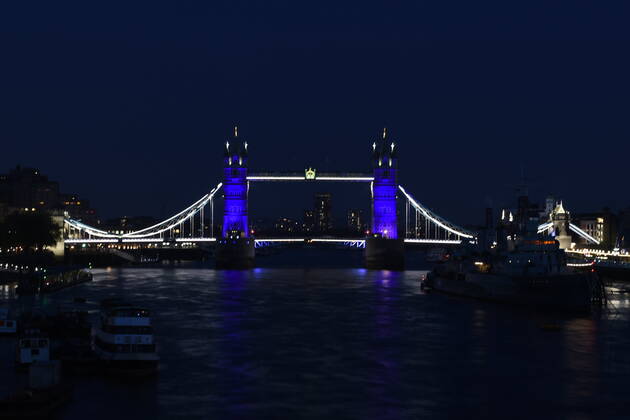 Coronavirus in Großbritannien, London Tower Bridge leuchtet nach dem Clap for Carers in NHS-Blau