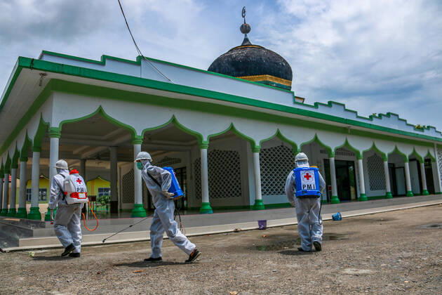Coronavirus in Indonesien, Rotes Kreuz Mitarbeiter desinfizieren die Baiturrahman Moschee in Aceh