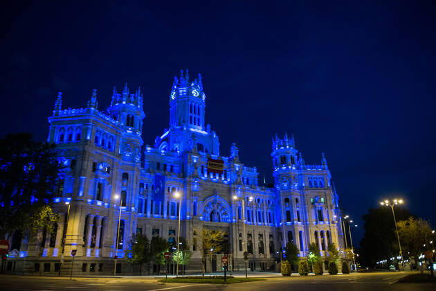 Coronavirus in Spanien, Puerta de Alcala und Cibeles Palast in Madrid zum Dank blau beleuchtet