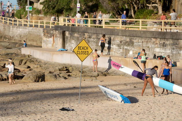 Coronavirus in Australien, Menschen am gesperrten Strand in Sydney