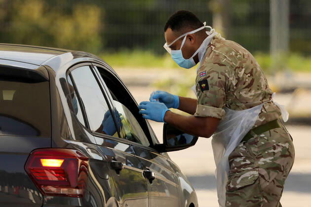 Coronavirus in Großbritannien, Drive-Through-Test in Chessington nahe London
