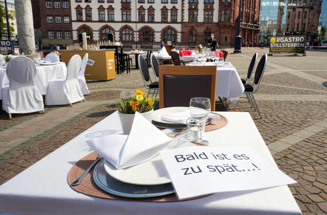 Coronavirus in NRW, Restaurantbetreiber protestieren auf dem Friedensplatz