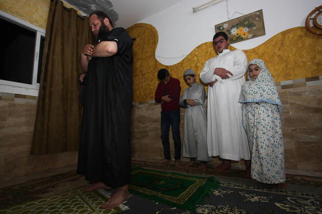 Coronavirus im Gazastreifen, Familie während des Ramadan Nachtgebets innerhalb ihres Hauses