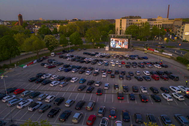 Coronavirus in Essen, Temporäres Autokino auf dem Parkplatz vor der Messe