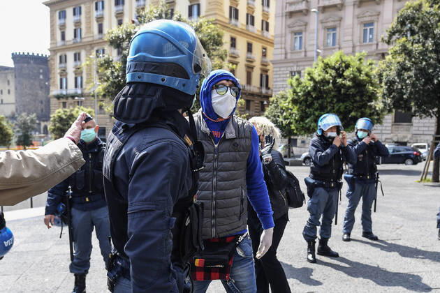 Coronavirus in Italien, Handgreiflichkeiten bei Demonstration in Neapel