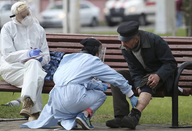 Coronavirus in Weißrussland, Freiwillige versorgen Obdachlose in Minsk