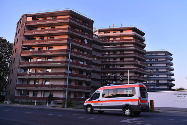 Coronavirus in NRW, Corona-Massentest in Grevenbroicher Hochhaus