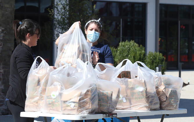 Coronavirus in USA, Freiwillige verteilen Lebensmittel in St. Louis