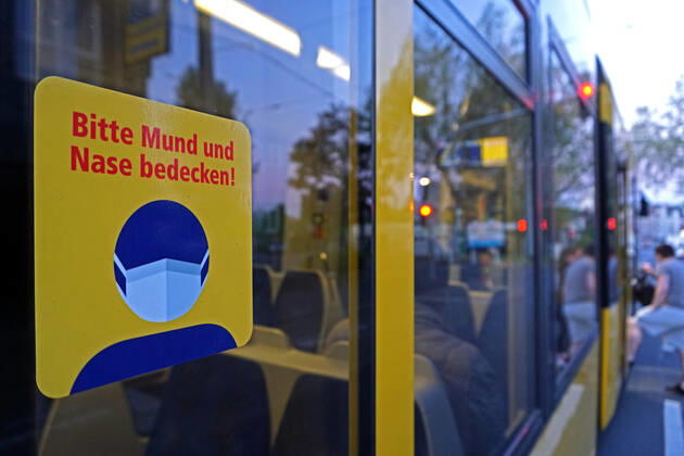 Coronavirus in NRW, Aufkleber mit dem Hinweis zur Schutzmaskenpflicht im ÖPNV in Essen